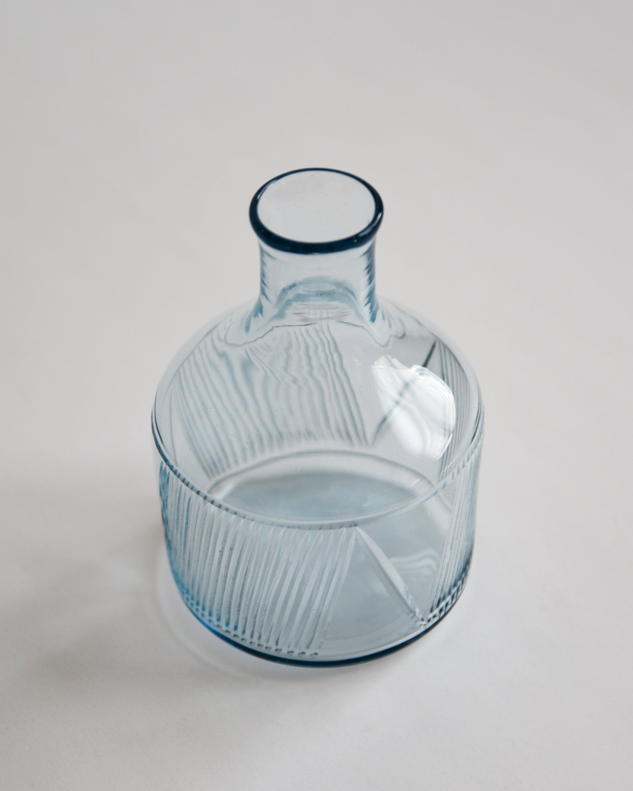 http://shop.nalatanalata.com/cdn/shop/products/Factory_Zoomer_Carafe_IS.jpg?v=1682277395