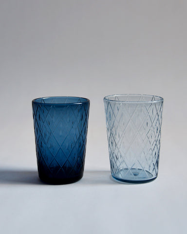 Two wire net ordinary cup next to each other. The one on the left is dark blue and the one on the right is light blue.