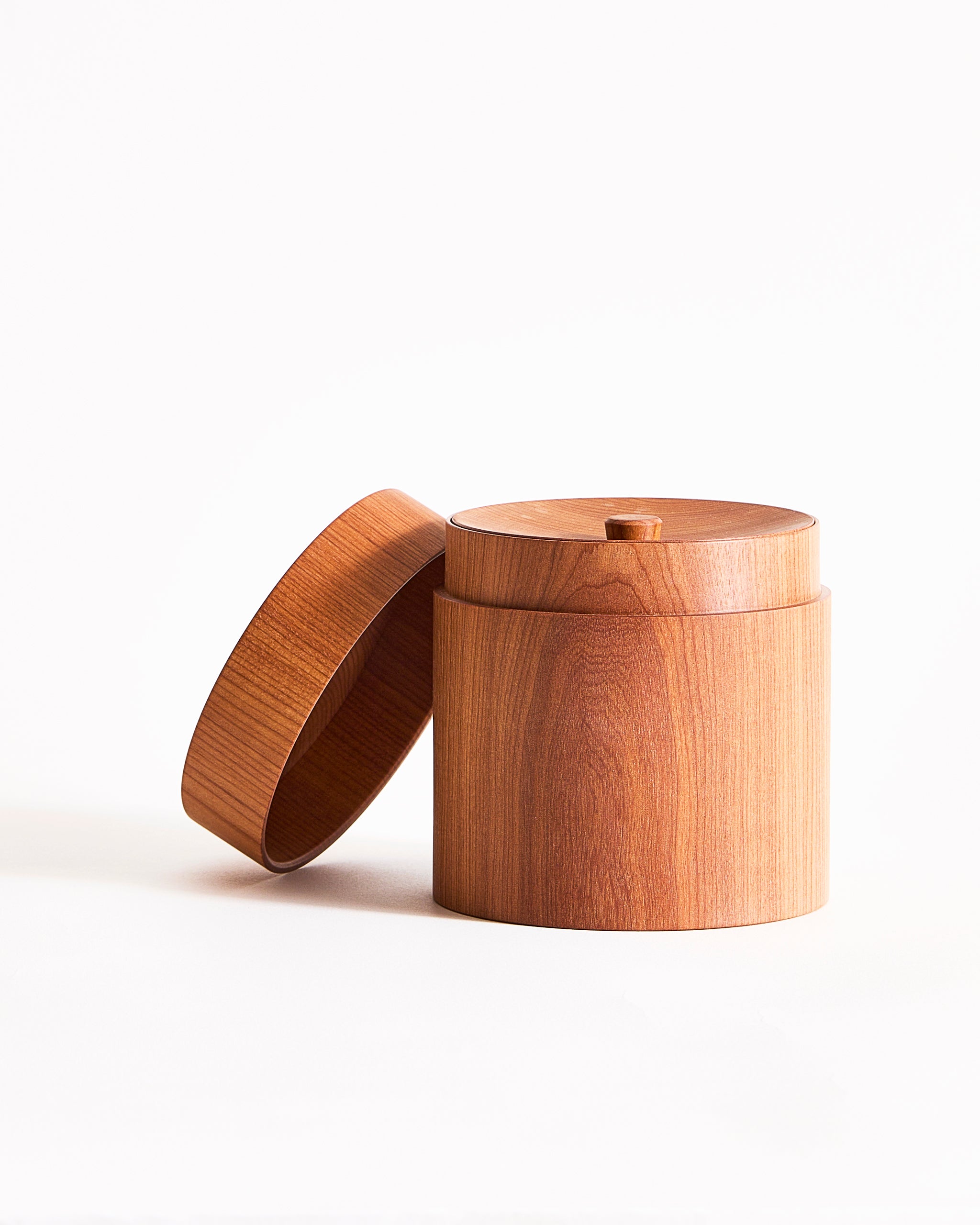 Wooden coffee container with two lids by Ryuji Mitani on a gray background