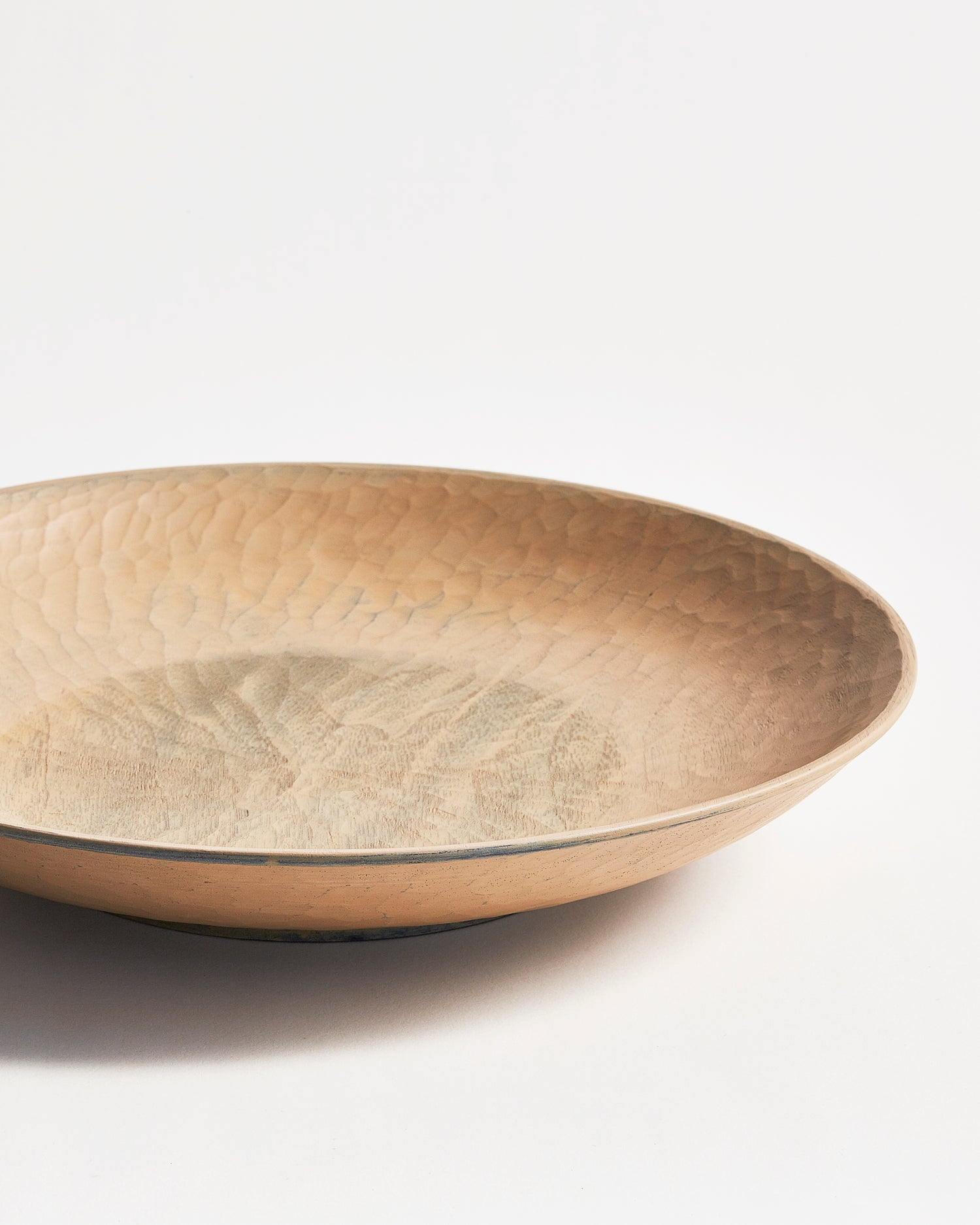Up-close right corner of beige wooden bowl by Ryuji Mitani on a gray background