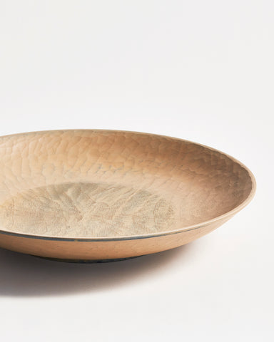 Up-close right corner of beige wooden bowl by Ryuji Mitani on a gray background