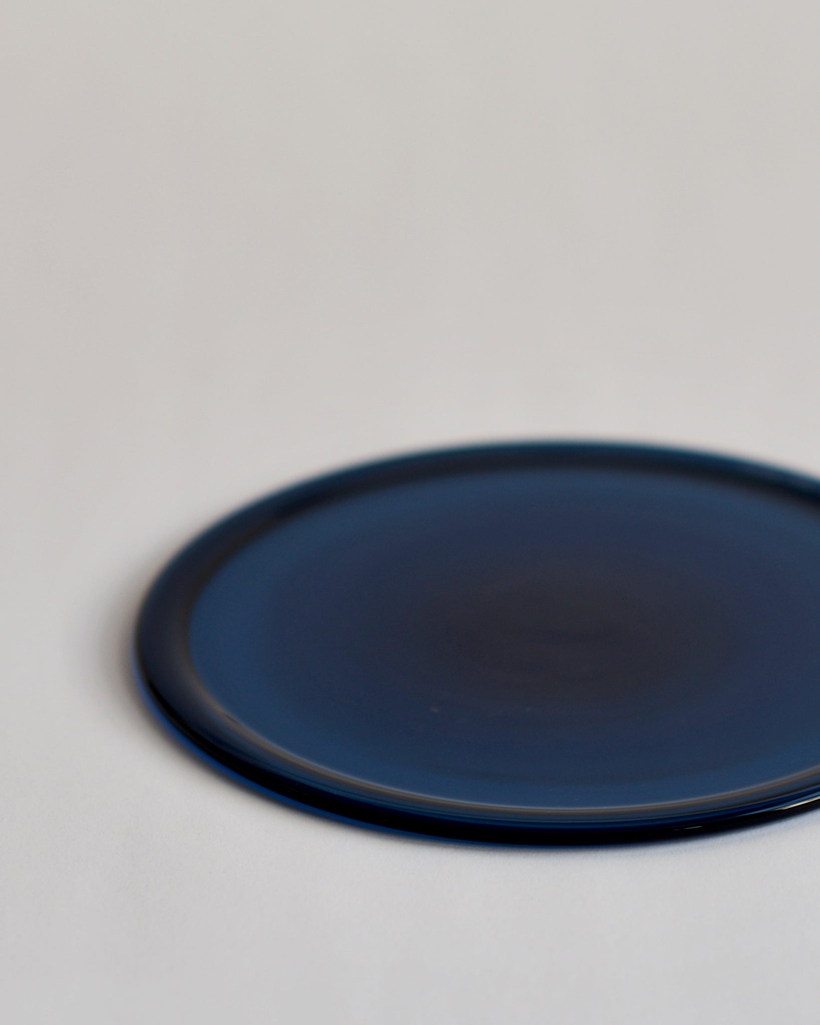 Detailed view of the reclaimed blue folded rim plate in dark navy.