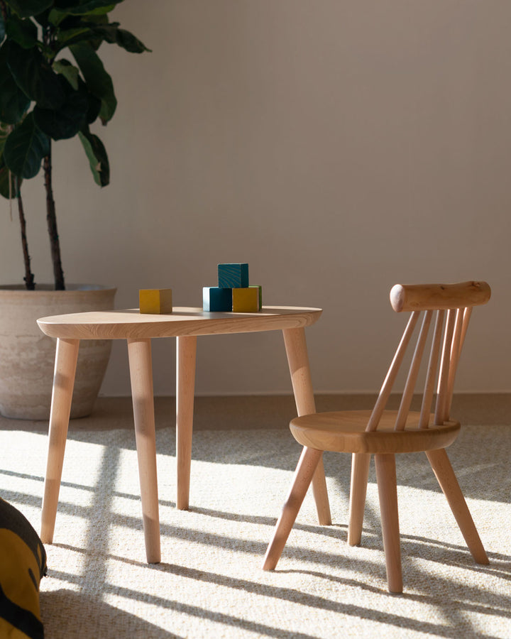 In-Situ image of the Kinoe Kids Chair with a wood table.