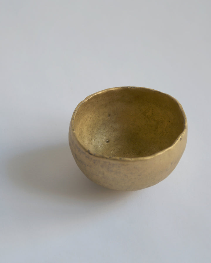 View of the Gold Chawan IX from the top against gray background.