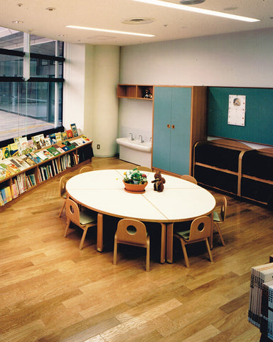 An image of a children's classroom with tendo mokko's hole children's chair is being used around a big round table.